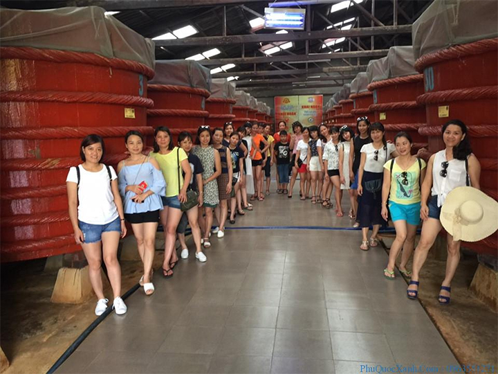 khách tham quan tại nhà thùng nước mắm Phú Quốc